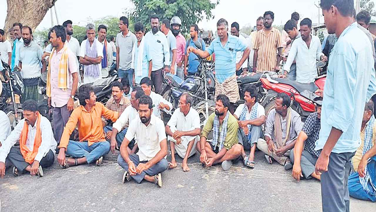 సాగునీటి కోసం రోడ్డెక్కిన రైతులు