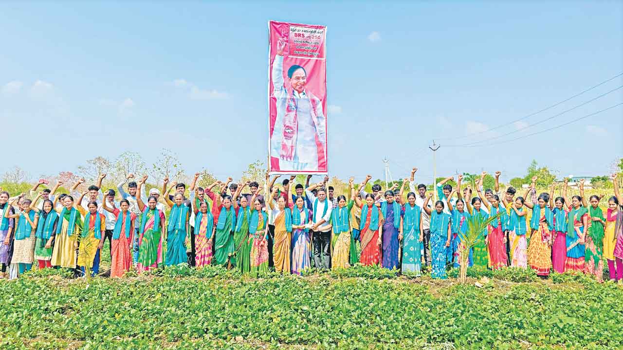 బీఆర్‌ఎస్‌ ఆవిర్భావ సభకు రూ.లక్ష విరాళం