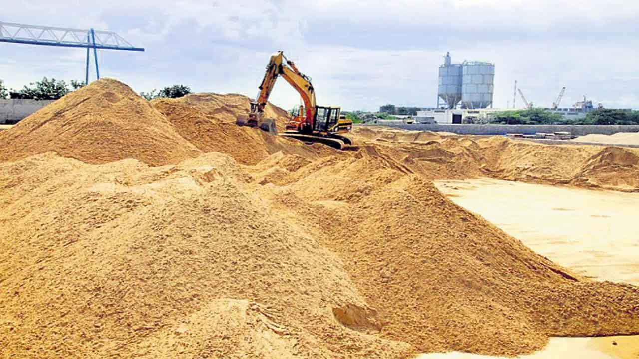 ఇసుక బజార్లలో మూసీ ఇసుక