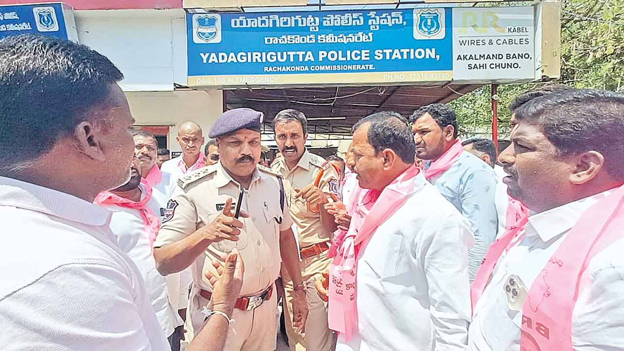 Yadagirigutta | ఏయ్‌.. టంగ్‌ కంట్రోల్‌ చెయ్‌!.. బీఆర్‌ఎస్‌ నాయకులపై యాదగిరిగుట్ట ఏసీపీ రమేశ్‌కుమార్‌ దురుసు ప్రవర్తన