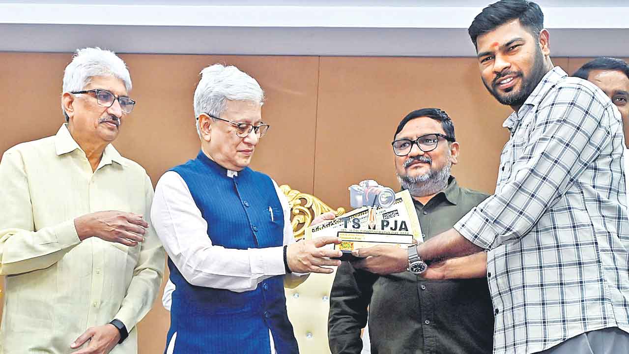 చరిత్రలో నిలిచిపోయేది ఫొటో