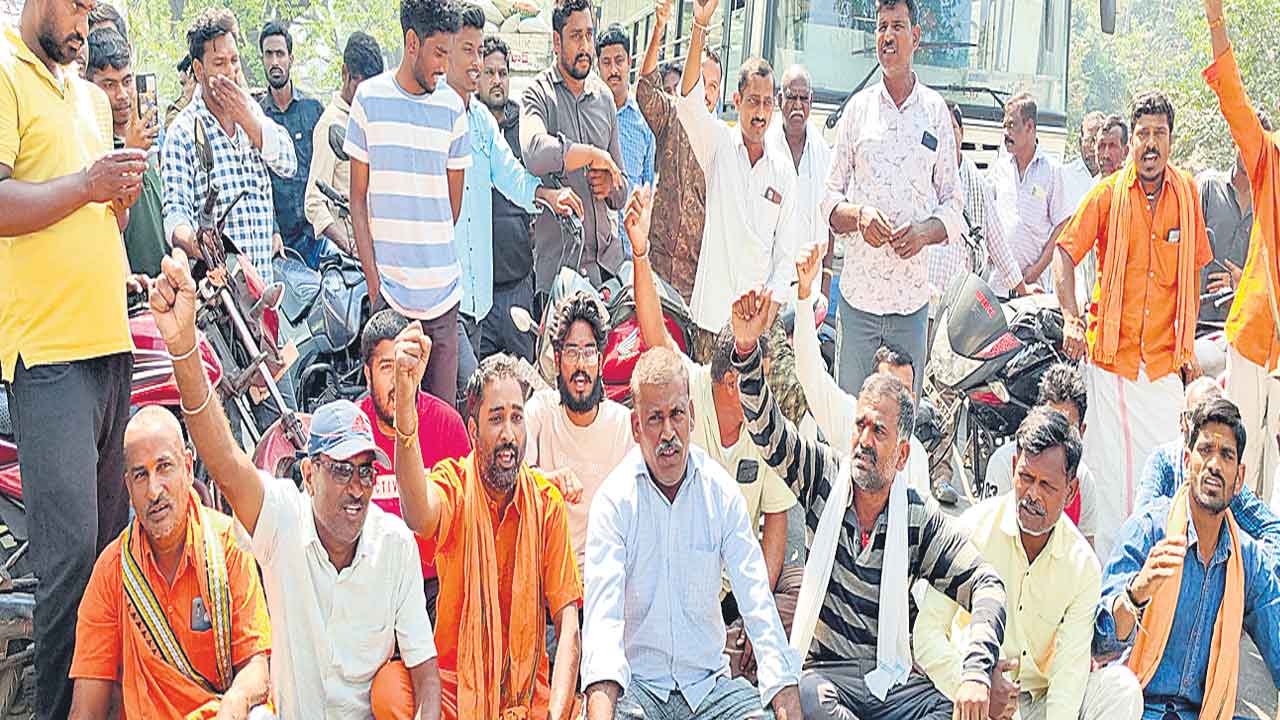 సాగు నీటి కోసం రోడ్డెక్కిన కడెం రైతులు