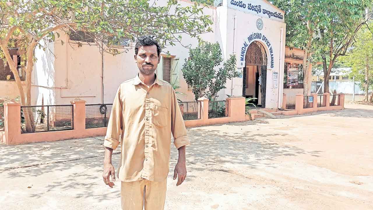 జీతమిస్తే దవాఖానకు పోతా!