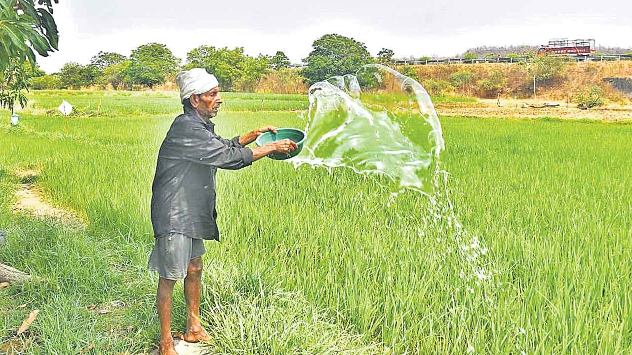 అన్నదాతల అరిగోస తట్టతో పంటకు తడి
