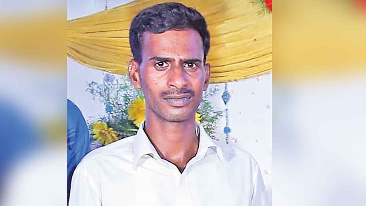 వేతనం రాక పంచాయతీ ఉద్యోగి ఆత్మహత్య