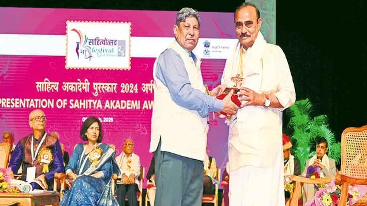 పెనుగొండ లక్ష్మీనారాయణకు సాహిత్య అకాడమీ అవార్డు ప్రదానం