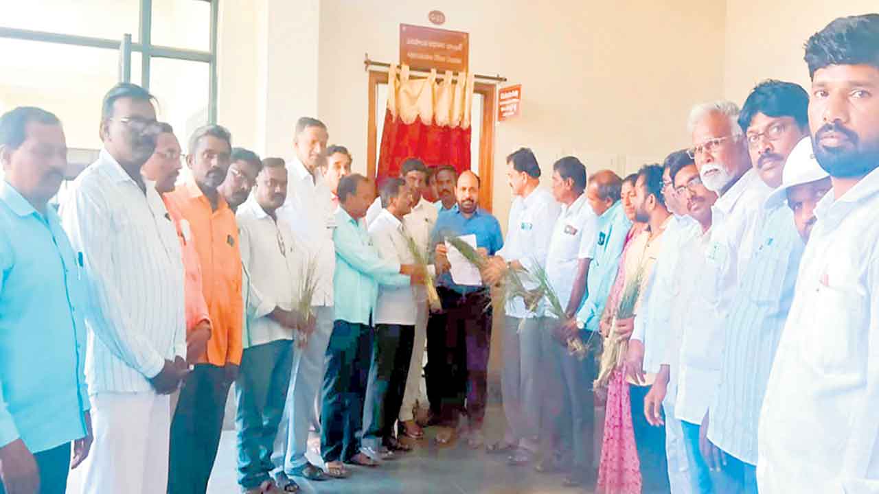 సాగు నీరిచ్చి రైతులను ఆదుకోవాలి