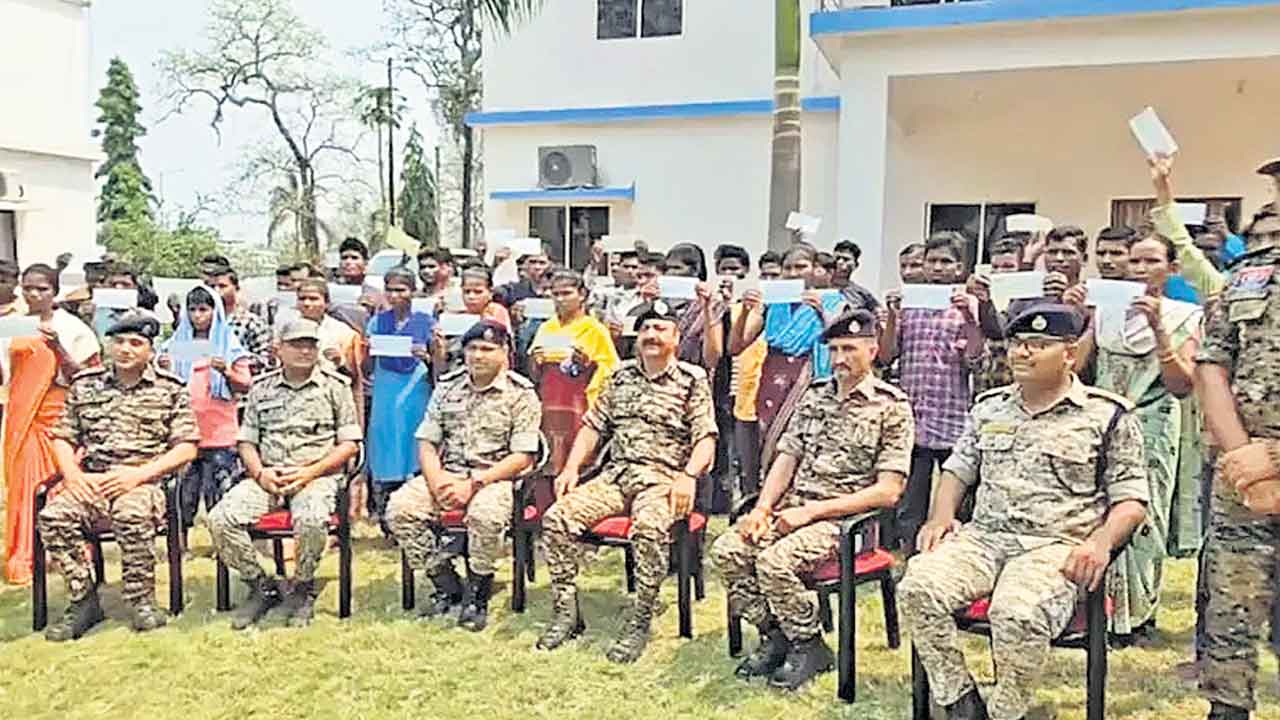 50 మంది నక్సలైట్ల లొంగుబాటు