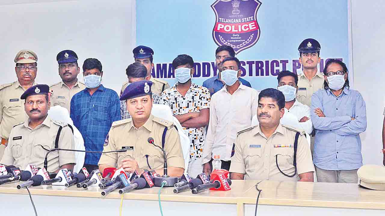 పశ్నల లీకేజీ కేసులో నిందితుల అరెస్టు