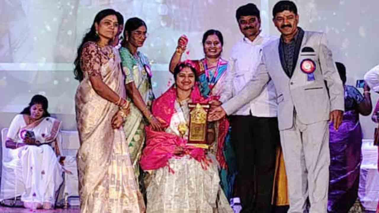 అభయ చారిటబుల్‌ ట్రస్ట్‌ చైర్‌పర్సన్‌ వెల్లి కవితకు రాణి రుద్రమదేవి జాతీయ అవార్డు..!