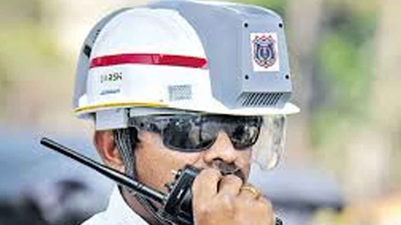 AC Helmets | మండుటెండల్లో విధులు.. ట్రాఫిక్‌ పోలీసులకు ఏసీ హెల్మెట్లు