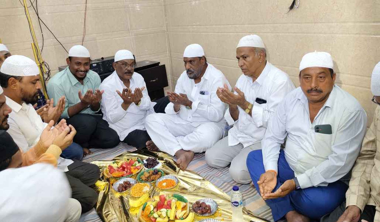 Whip Laxman Kumar | ఇఫ్తార్ విందుకు హాజరైన విప్ లక్ష్మణ్ కుమార్