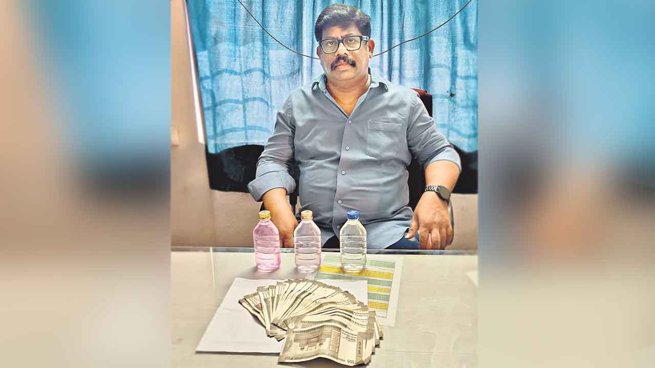 ఏఈని రెడ్హ్యాండెడ్గా పట్టుకున్న ఏసీబీ అధికారులు