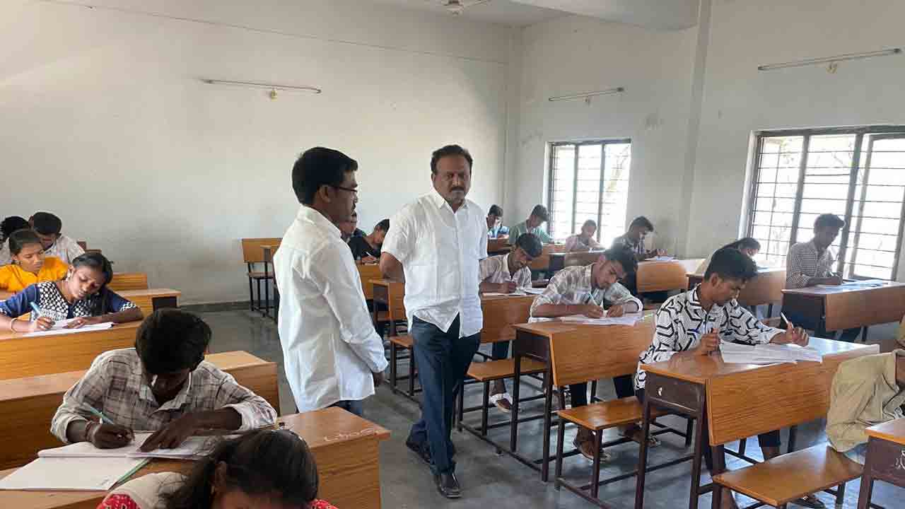 ఆలేరులో ఇంటర్‌ పరీక్షా కేంద్రంలో రెవెన్యూ అదనపు కలెక్టర్‌ అకస్మిక తనిఖీ