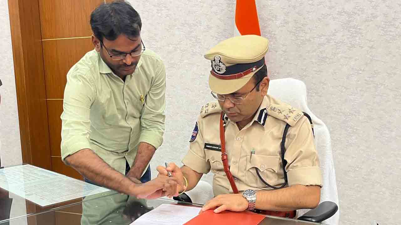 రామగుండం పోలీస్ కమిషనర్‌గా అంబర్ కిషోర్ ఝా బాధ్యతల స్వీకరణ..!