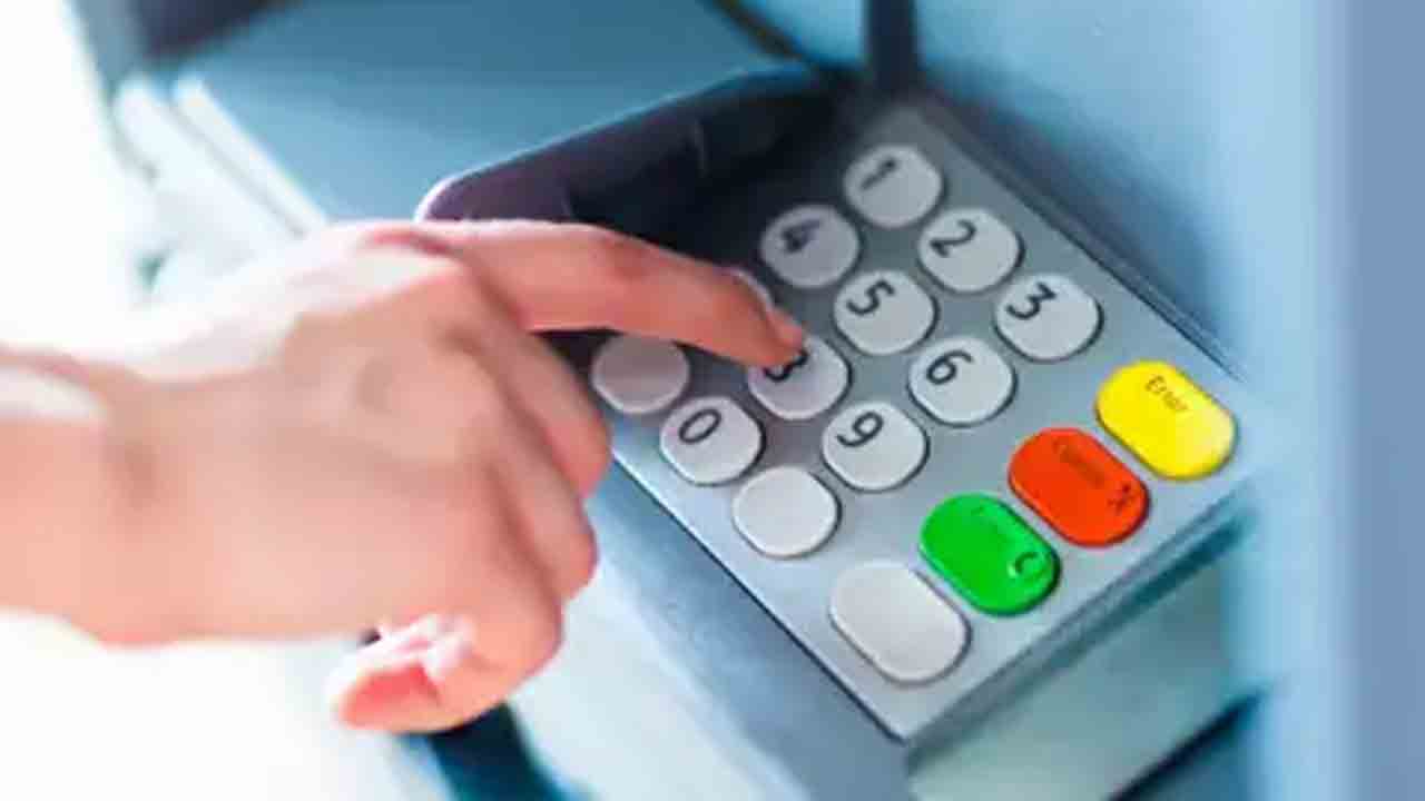 ATM | సాయం కోరితే.. ఏటీఎంలో డబ్బులు డ్రా చేసిస్తామని నమ్మించి..