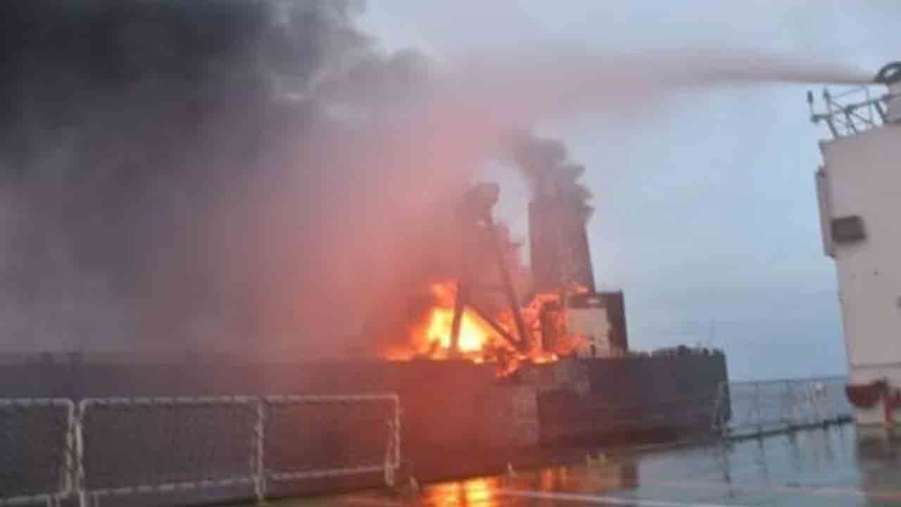 Accident in North Sea | ఆయిల్‌ ట్యాంకర్‌ను ఢీకొట్టిన కార్గో నౌక.. చెలరేగిన మంటలు..!