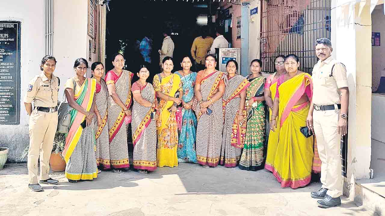 అంగన్‌వాడీ సిబ్బంది ముందస్తు అరెస్ట్‌