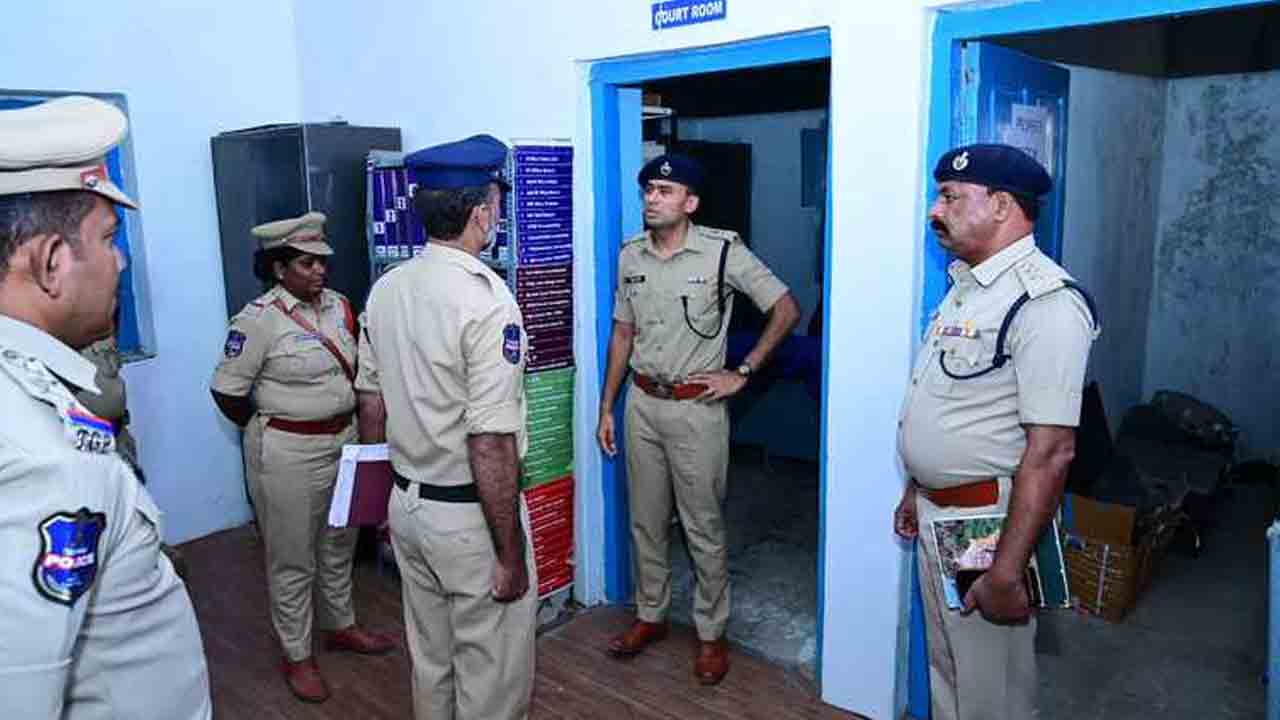 SP Akhil Mahajan | సరిహద్దుల్లో నేరాల నియంత్రణకు చర్యలు చేపట్టాలి : ఎస్పీ అఖిల్‌ మహాజన్‌