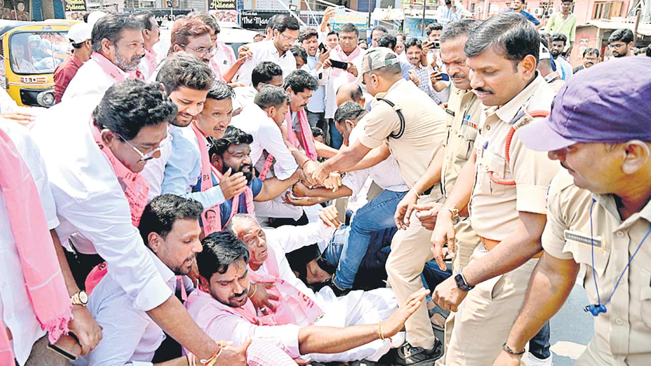 జంక్షన్‌ల కూల్చివేతలపై బీఆర్‌ఎస్‌ ఆగ్రహం