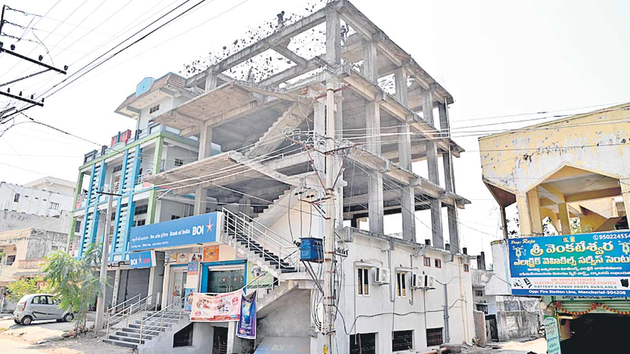 అనుమతులు లేని పై అంతస్తు కూల్చివేత