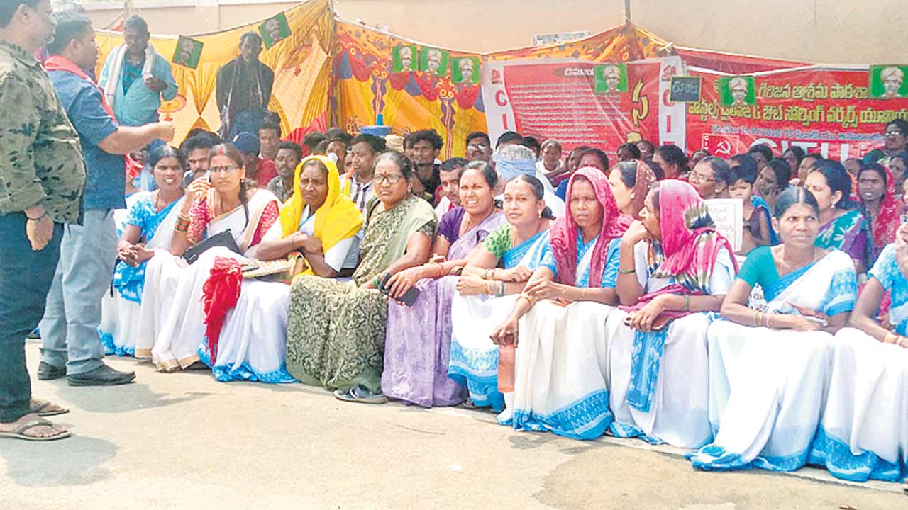 ధర్నాలతో హోరెత్తిన కలెక్టరేట్