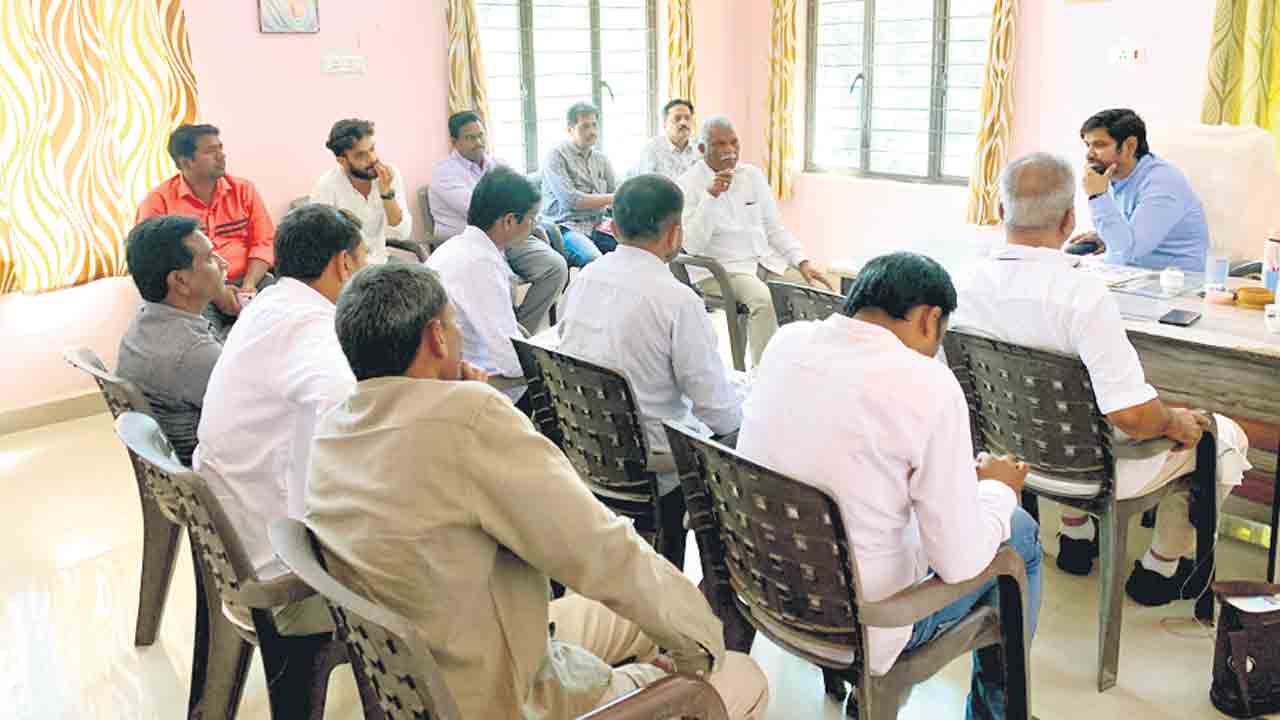 పత్తి రైతులను ఇబ్బంది పెట్టొద్దు