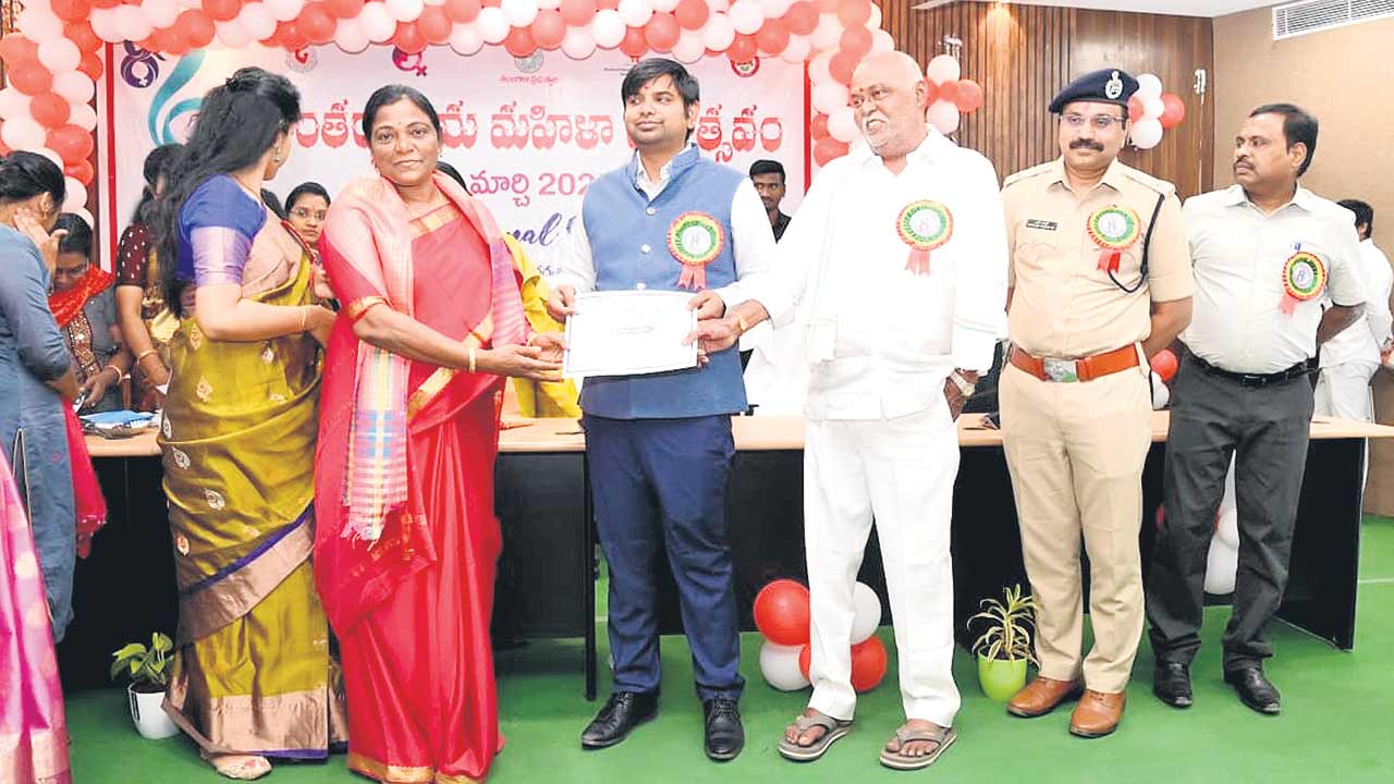 మహిళల పాత్ర కీలకం