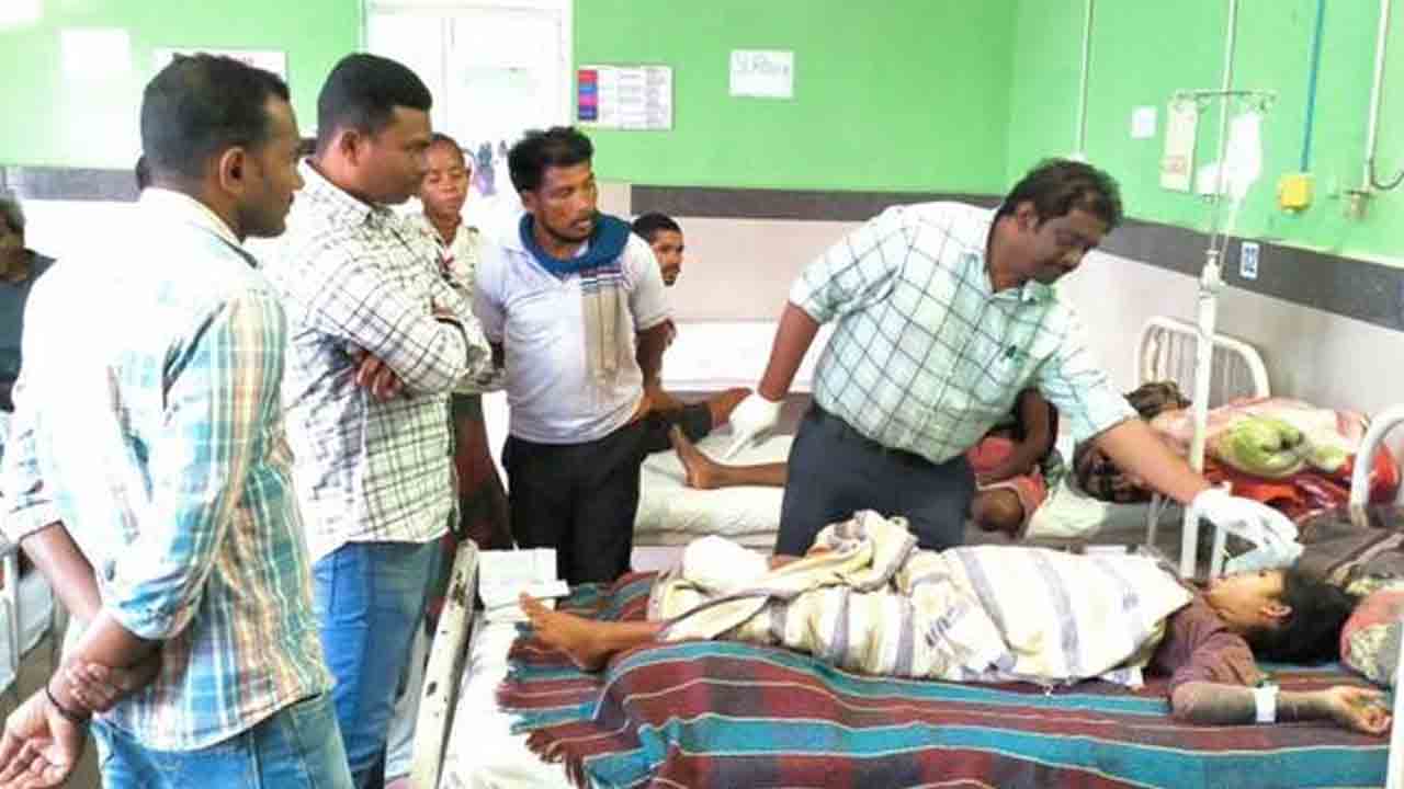 Adivasi People | ఆదివాసీ ప్రజలను భయభ్రాంతులకు గురి చేస్తున్న నిషేధిత మావోయిస్టులు : ఎస్పీ రోహిత్ రాజు