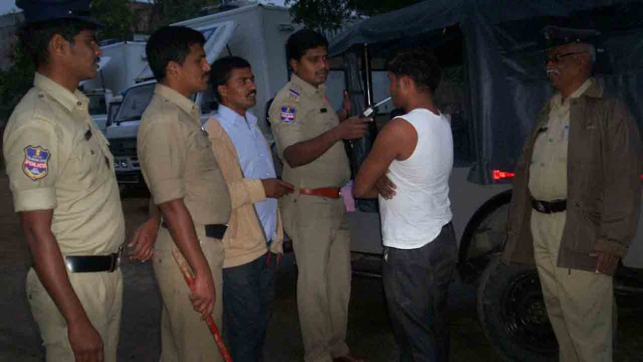 ఏరులై పారుతున్న మద్యం.. గంజాయి మత్తులో చిత్తవుతున్న యువత