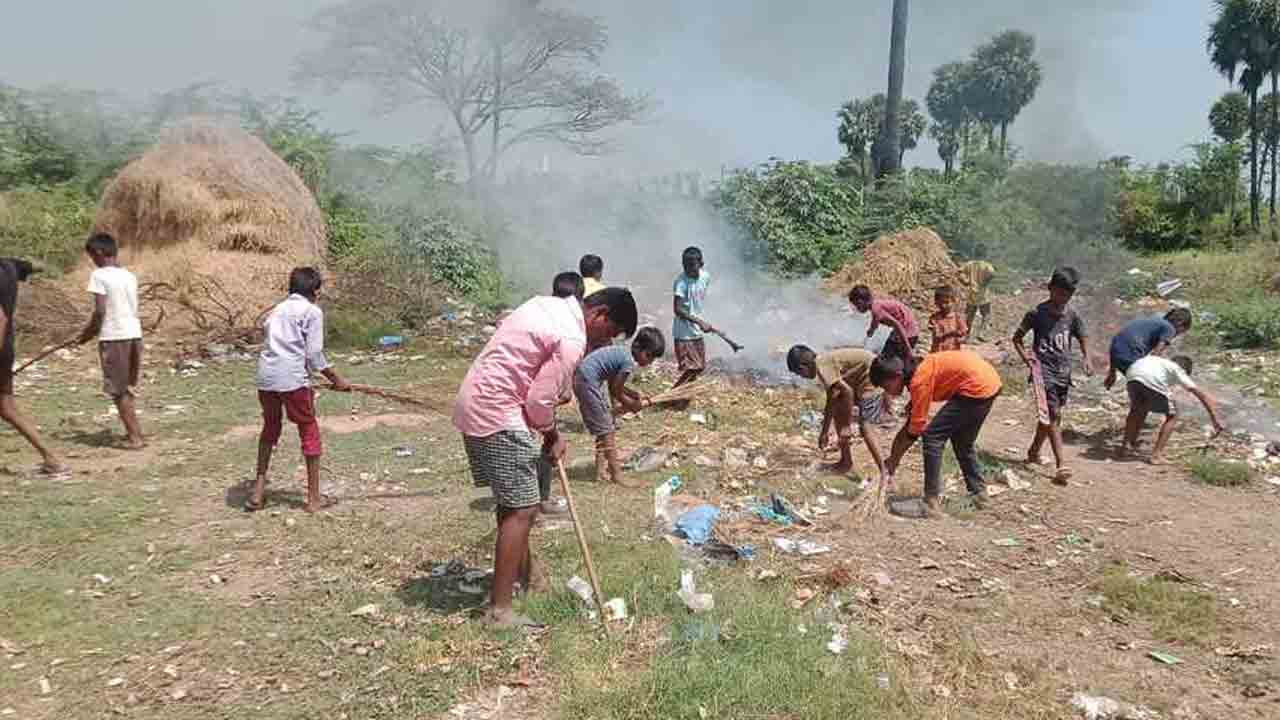 Ambedkar Ground | ఎవరి కోసం చూడకుండా.. అంబేద్కర్ గ్రౌండ్‌ను శుభ్రం చేసిన విద్యార్థులు