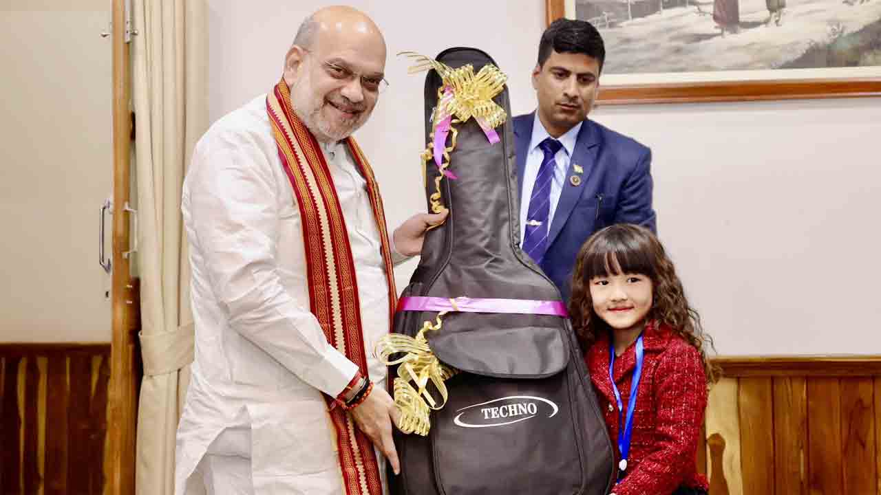 Amit Shah | వందేమాతరాన్ని ఆలపించిన ఏడేళ్ల చిన్నారి.. గిటార్ను గిఫ్ట్గా ఇచ్చిన అమిత్ షా