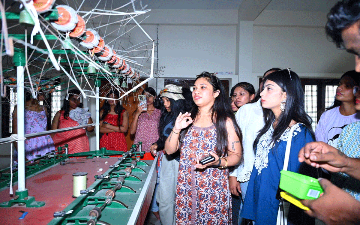 Amity University : పోచంప‌ల్లిని సంద‌ర్శించిన ఎమిటీ యూనివ‌ర్సిటీ ఫ్యాష‌న్ టెక్నాల‌జీ విద్యార్థులు