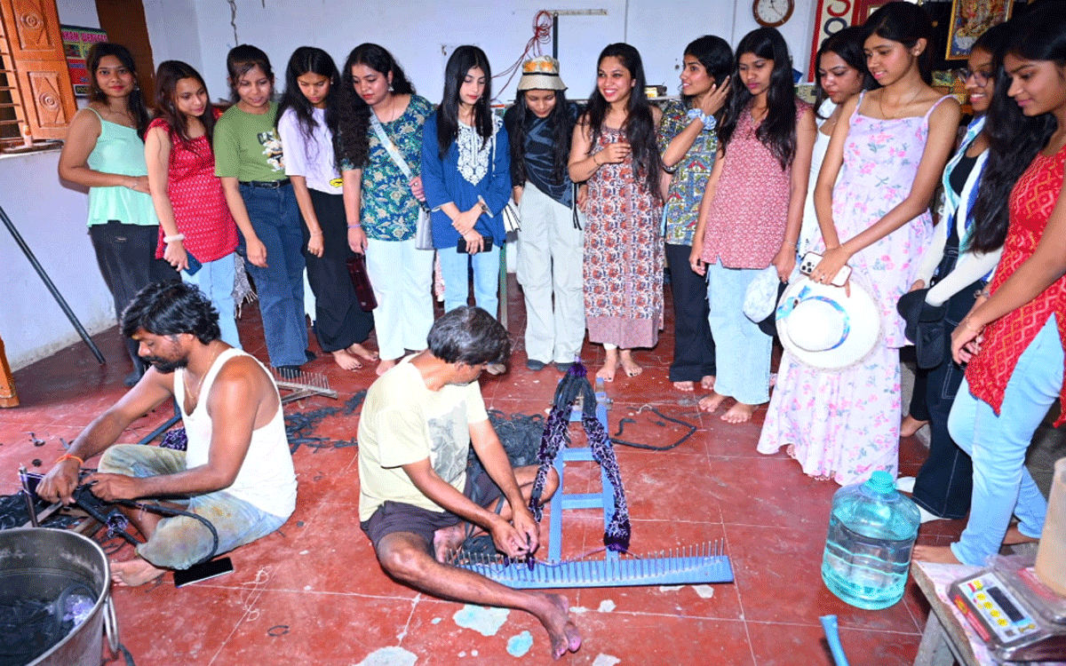 Amity University : పోచంప‌ల్లిని సంద‌ర్శించిన ఎమిటీ యూనివ‌ర్సిటీ ఫ్యాష‌న్ టెక్నాల‌జీ విద్యార్థులు
