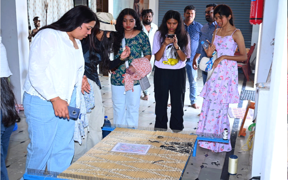Amity University : పోచంప‌ల్లిని సంద‌ర్శించిన ఎమిటీ యూనివ‌ర్సిటీ ఫ్యాష‌న్ టెక్నాల‌జీ విద్యార్థులు