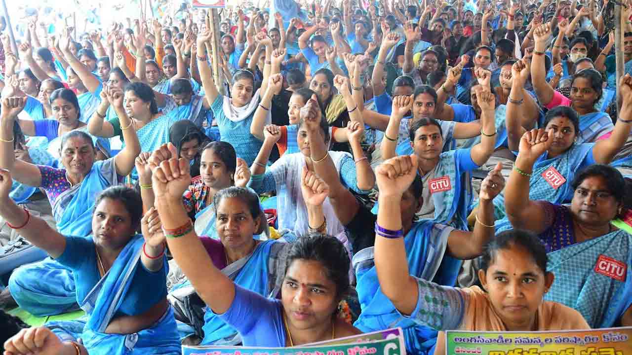 సబ్ కలెక్టర్ ఆఫీస్ ఎదుట