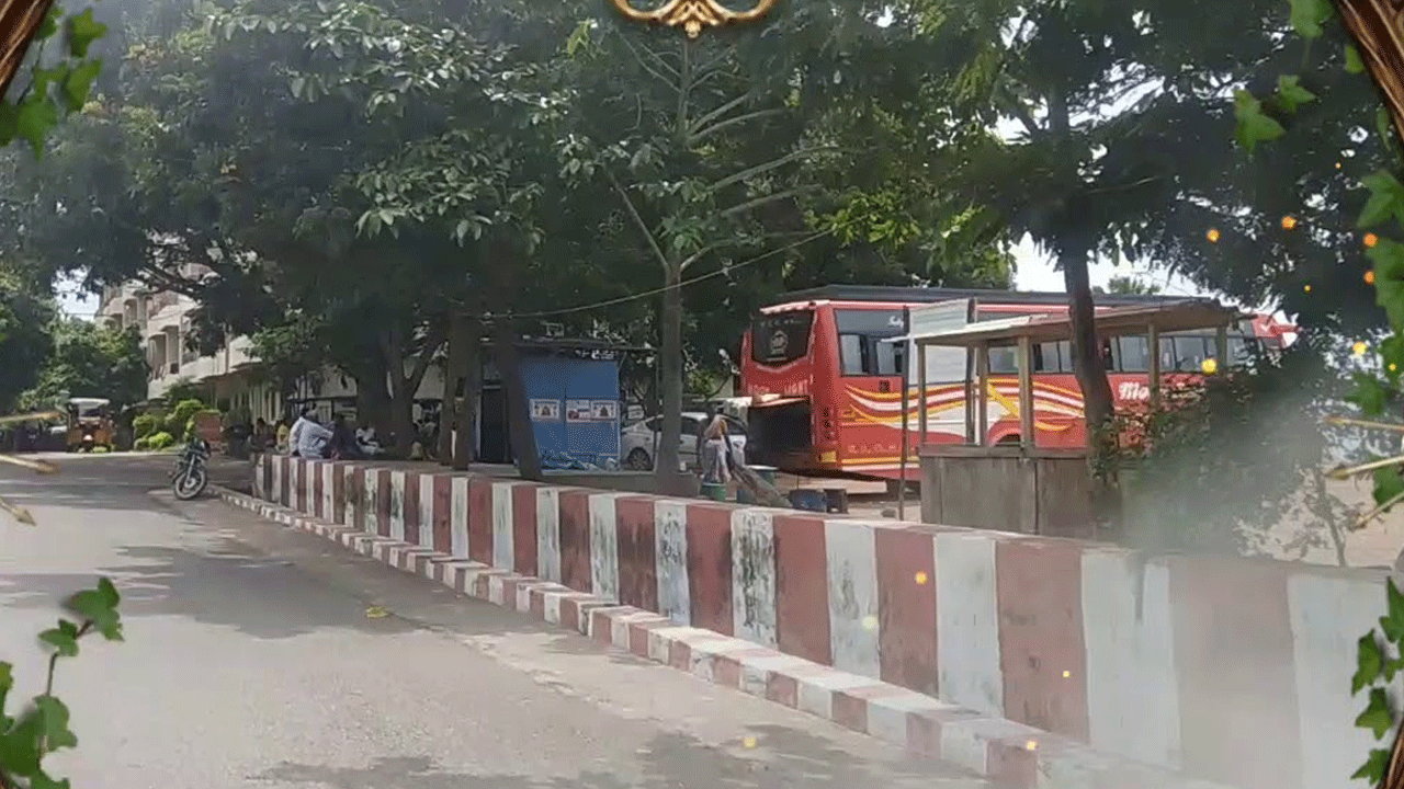 Bus Brake Fail | పెళ్లి బృందం బస్సు బ్రేక్‌ ఫెయిల్.. డ్రైవర్‌ అప్రమత్తతో తప్పిన ప్రమాదం