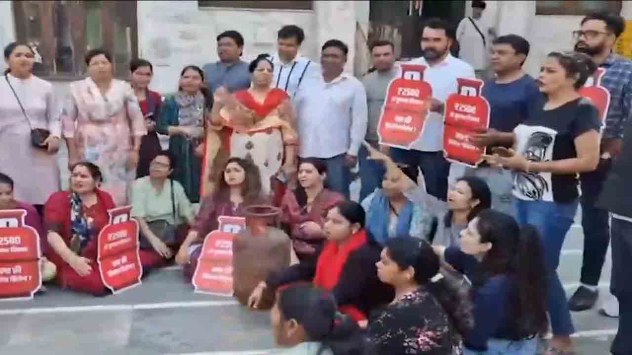 AAP Protest | బీజేపీ ప్రభుత్వం హామీలపై ఆప్‌ నిరసన.. ఉచిత గ్యాస్‌ సిలిండర్‌ ఎప్పుడిస్తారని ప్రశ్న