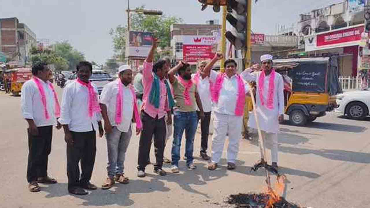 Government Effigy | ఆర్మూర్‌లో రాష్ట్ర ప్రభుత్వ దిష్టిబొమ్మ దహనం