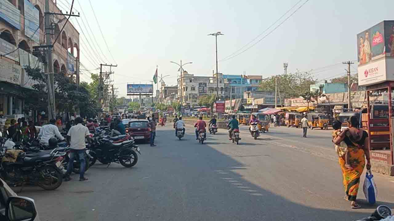 Parking Problem | ఆర్మూర్‌ పట్టణంలో రోడ్లపైనే పార్కింగ్‌.. ఇబ్బందుల్లో ప్రజలు.. పట్టించుకోని అధికారులు