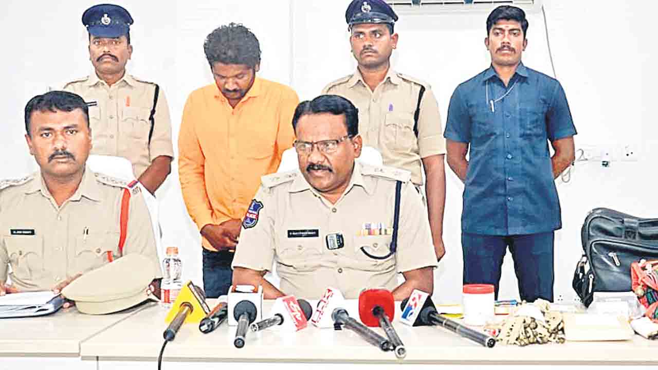 బ్లాక్‌మెయిల్‌ జ్యోతిష్యుడు అరెస్ట్‌