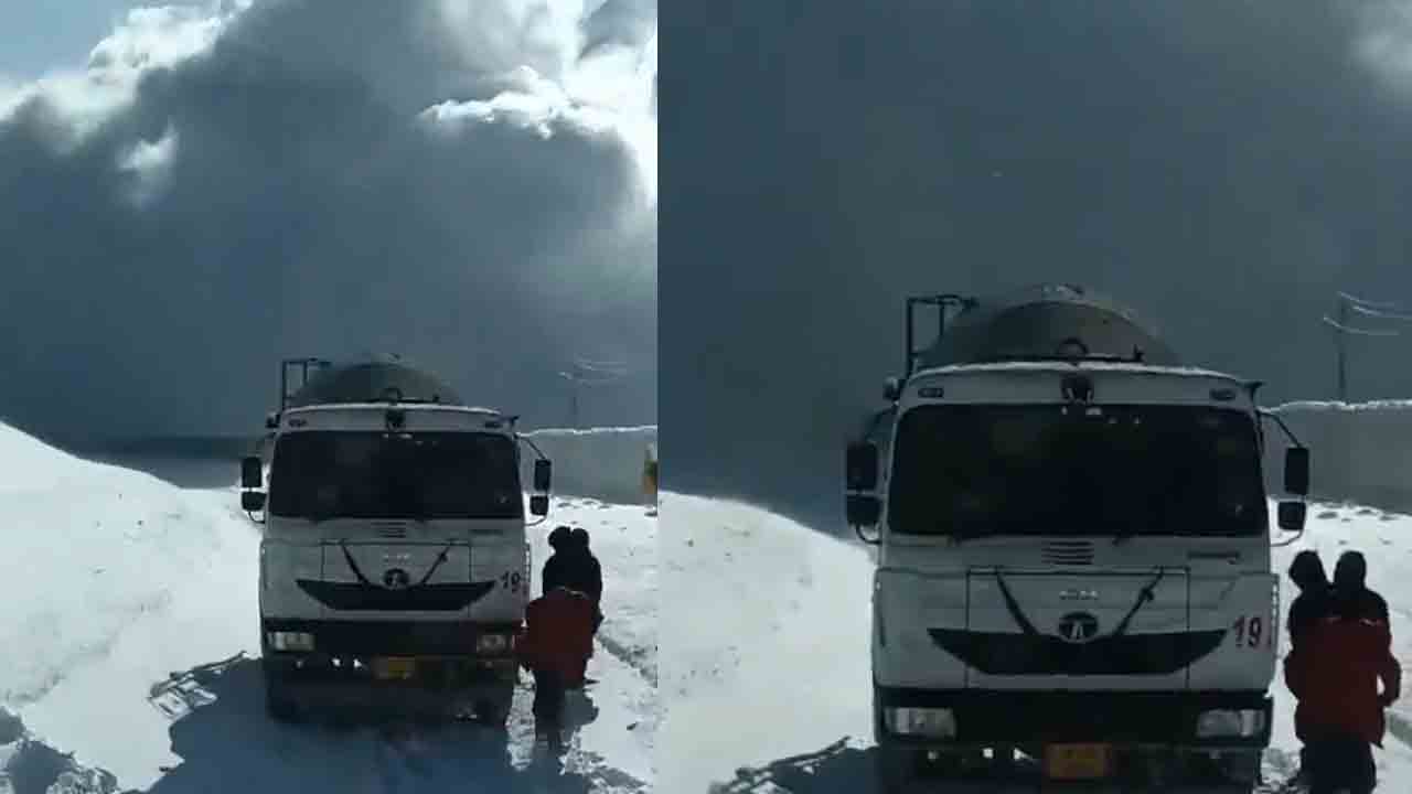 Massive avalanche | జమ్ముకశ్మీర్‌లో భారీ హిమపాతం.. ఒళ్లు గగుర్పొడిచే దృశ్యం.. Video viral
