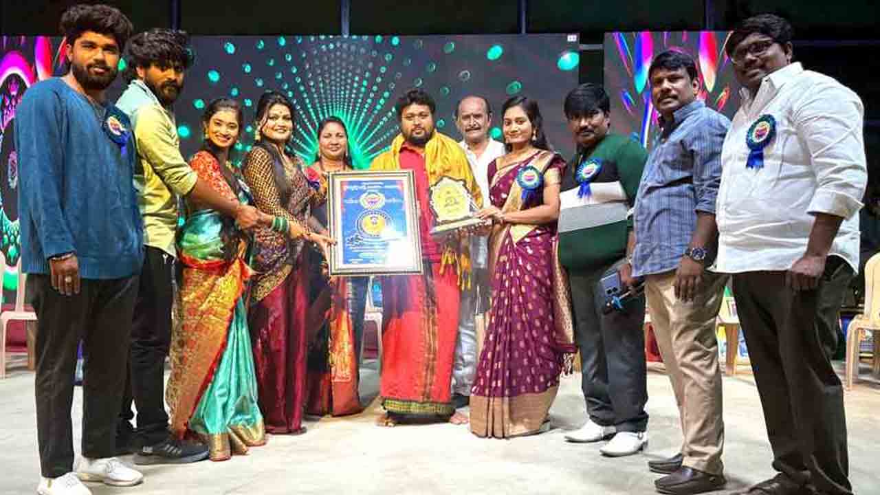 Crazy Star Award | రెబ్బెనకు చెందిన దేవర వినోద్‌కు క్రేజీ స్టార్ ఆఫ్ ది ఇయర్ అవార్డు