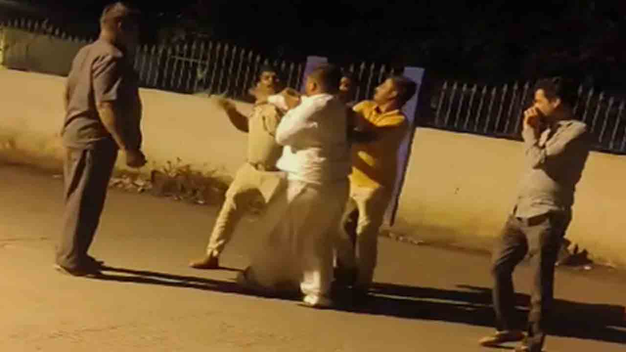 Slap Fight | బీజేపీ నేత, పోలీస్‌ అధికారి మధ్య ఫైట్‌.. చెంపలపై కొట్టుకున్న వీడియో వైరల్‌