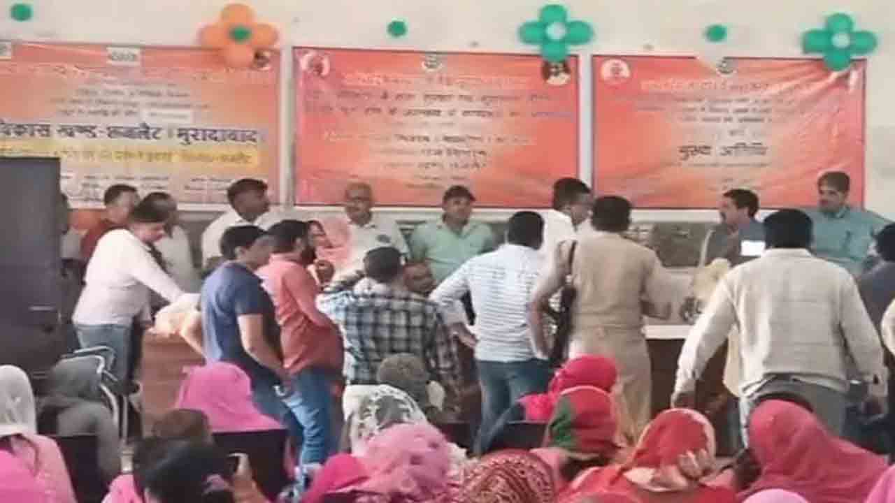 Watch: అతిథి కుర్చీపై కూర్చోవడంపై ఘర్షణ.. కొట్టుకున్న బీజేపీ నేతలు