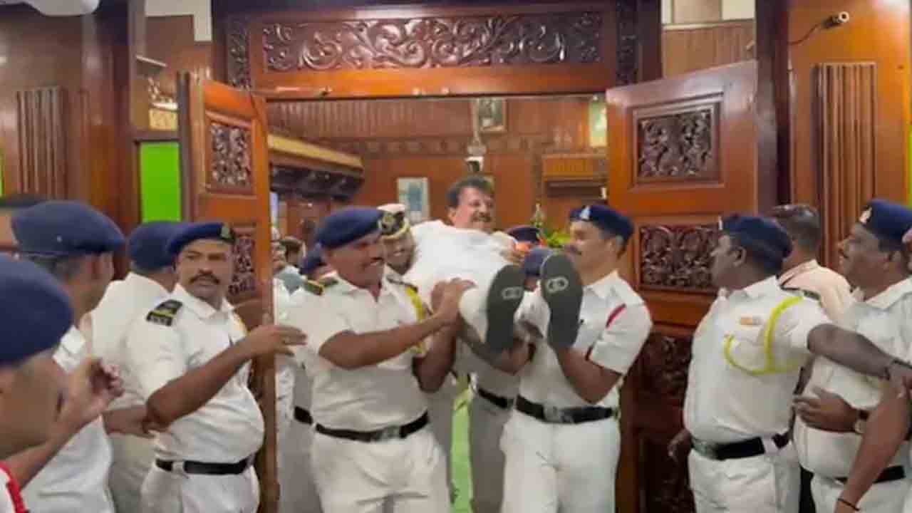 BJP MLAs Suspended | 18 మంది బీజేపీ ఎమ్మెల్యేలు సస్పెండ్.. ఎత్తుకొని బయటకు   తరలించిన మార్షల్స్