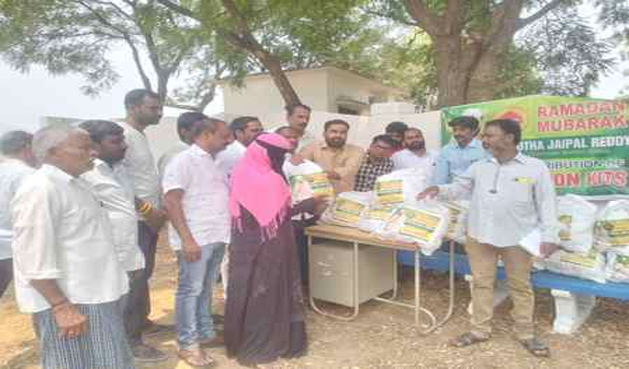 GANGADHARA | మంగపేటలో ముస్లింలకు నిత్యవసర సరుకులు అందజేసిన బీఆర్‌ఎస్‌ నాయకుడు