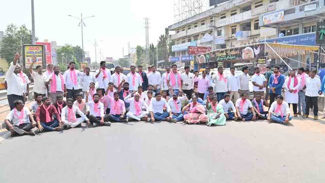 BRS Protest | జంక్షన్ల కూల్చివేతపై బీఆర్ఎస్ రాస్తారోకో.. పోలీసులకు, నాయకులకు మధ్య తోపులాట