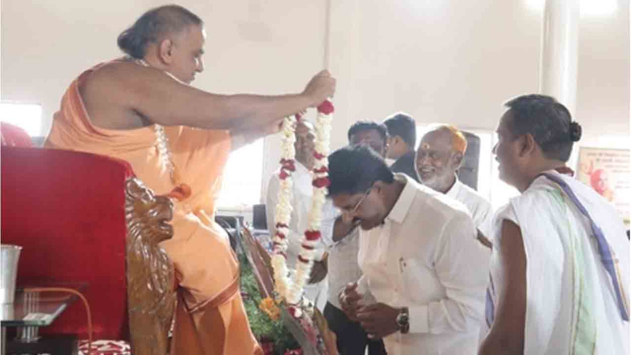 Hanmant Shinde | జగద్గురు నరేంద్ర మహారాజ్ ఆశీర్వాదం తీసుకున్న మాజీ ఎమ్మెల్యే హన్మంత్ షిండే