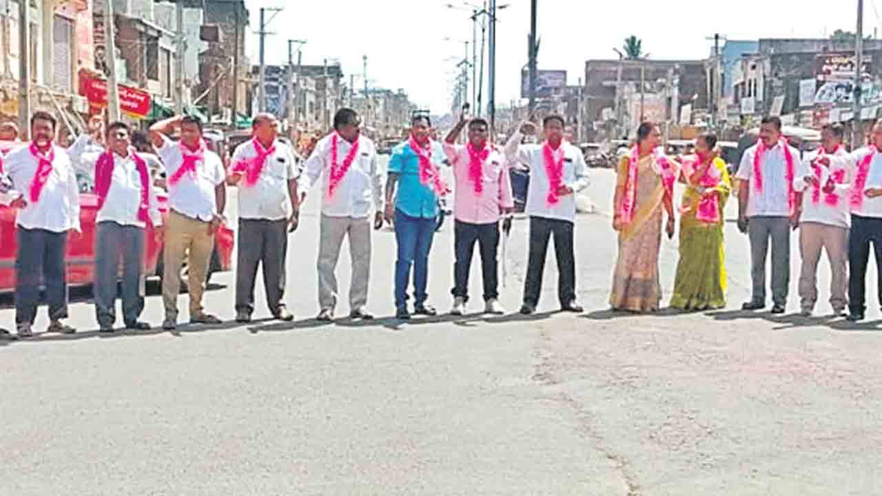 హుస్నాబాద్‌లో బీఆర్‌ఎస్‌ రాస్తారోకో